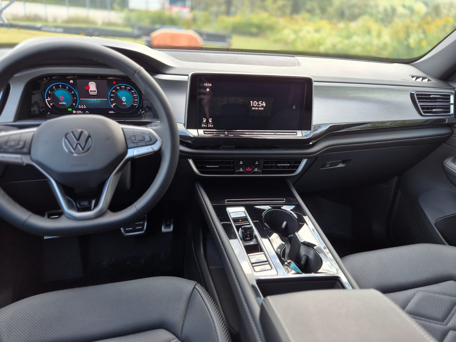 Volkswagen Atlas Cross Sport Comfortline R-Line Black Edition 2025 Cross Sport 2025 : Taillé pour la route, prêt pour l’aventure