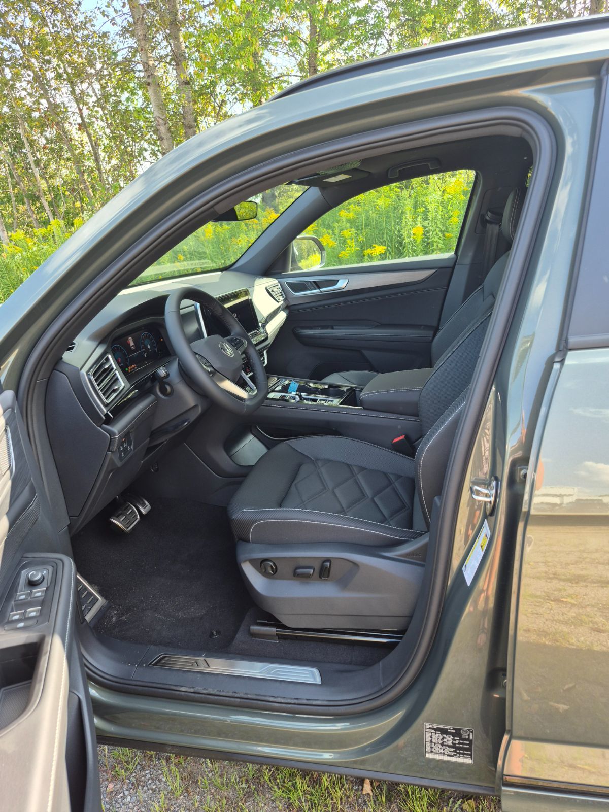 2025 Volkswagen Atlas Cross Sport Comfortline R-Line Black Edition Smarter Driving Starts Here