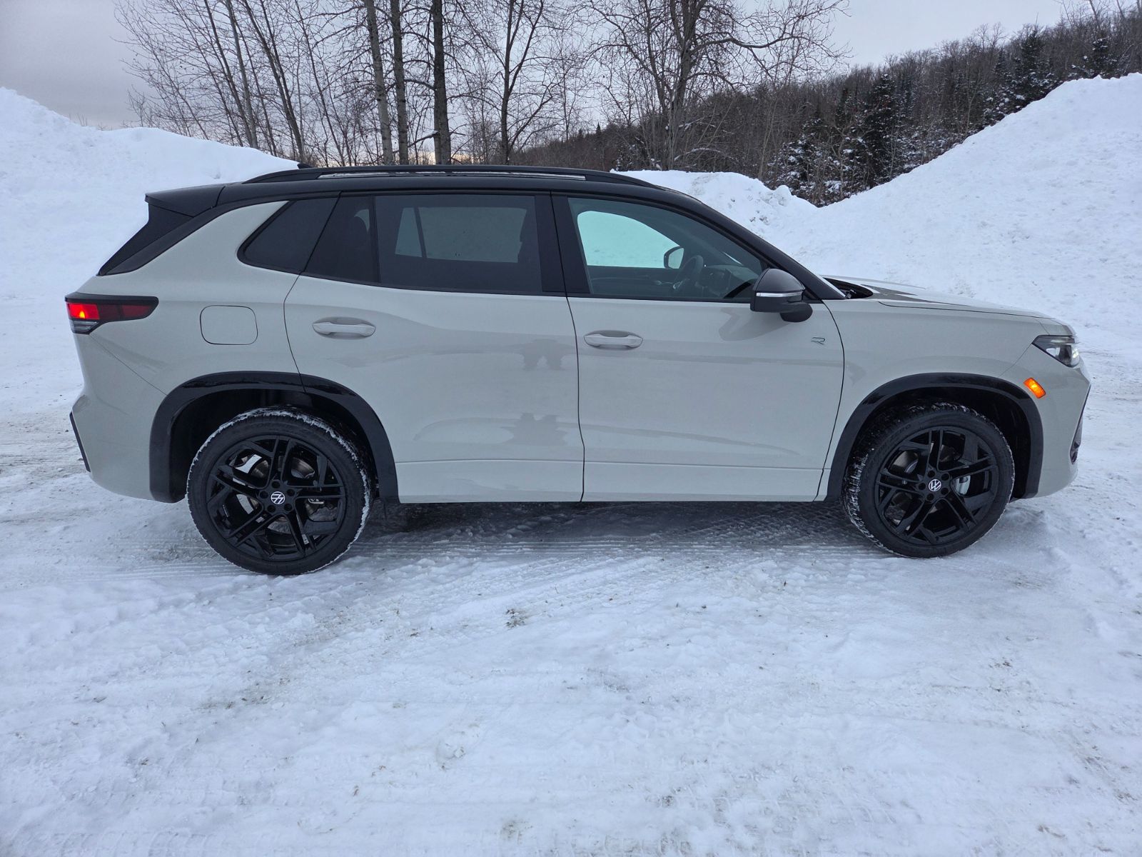 2026 Volkswagen Tiguan Comfortline R-Line Black Edition Tiguan Black Edition: when the road bows down