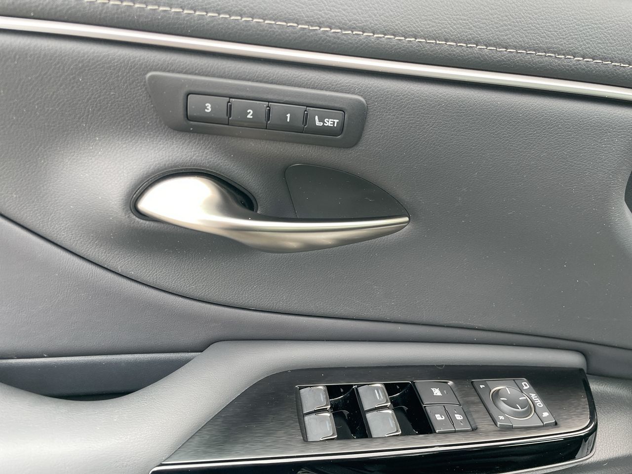 2024 Lexus ES 300h in Laval, Quebec