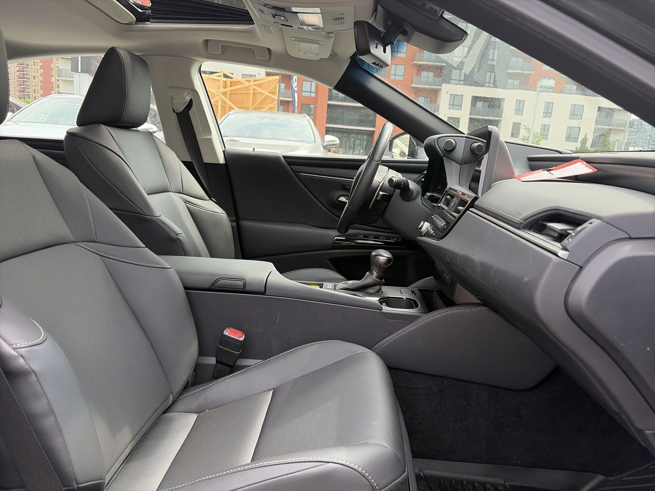 2025 Lexus ES Hybrid in Laval, Quebec