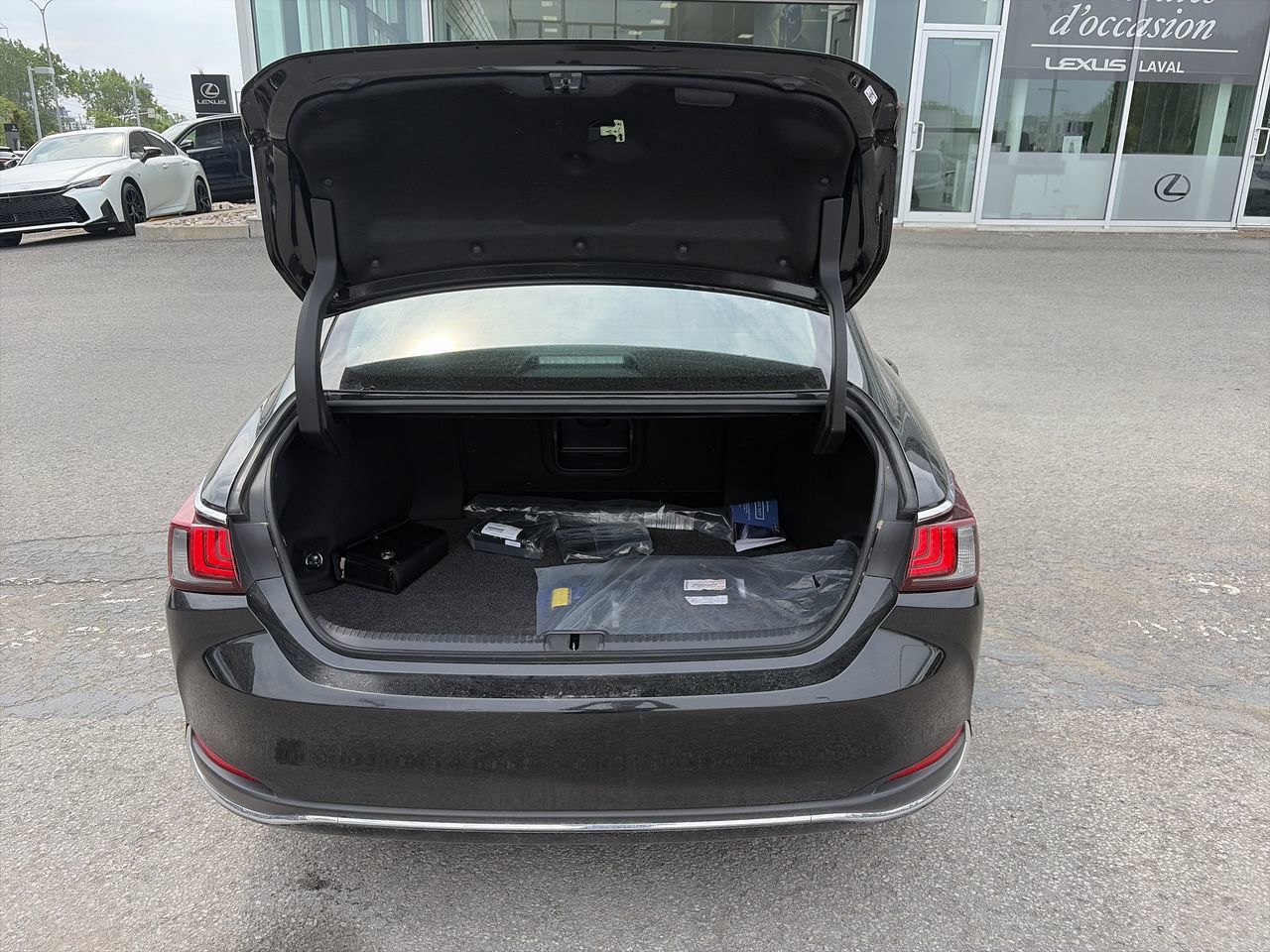 2025 Lexus ES Hybrid in Laval, Quebec