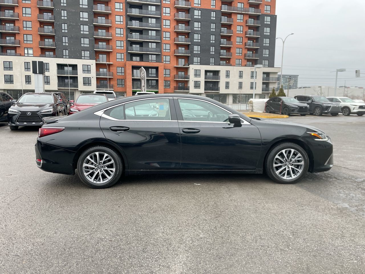 2025 Lexus ES Hybrid in Laval, Quebec