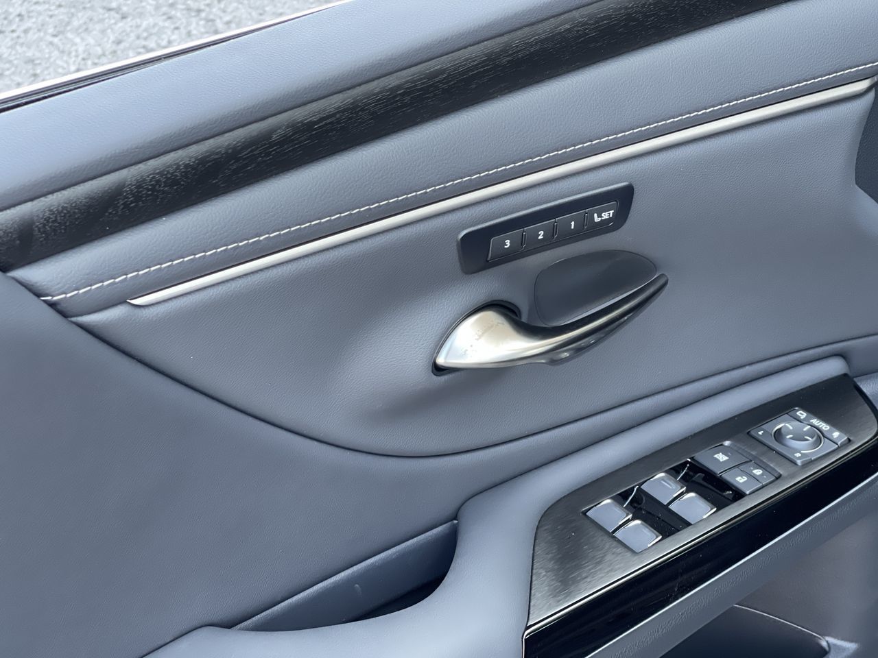 2024 Lexus ES in Laval, Quebec