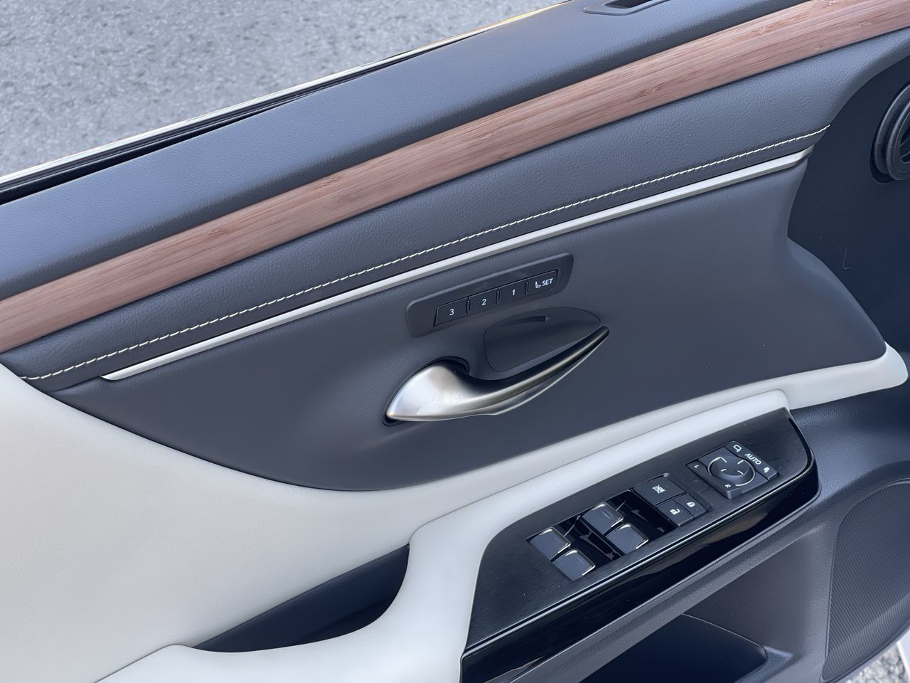 Lexus ES HYBRID  2025 à Laval, Québec
