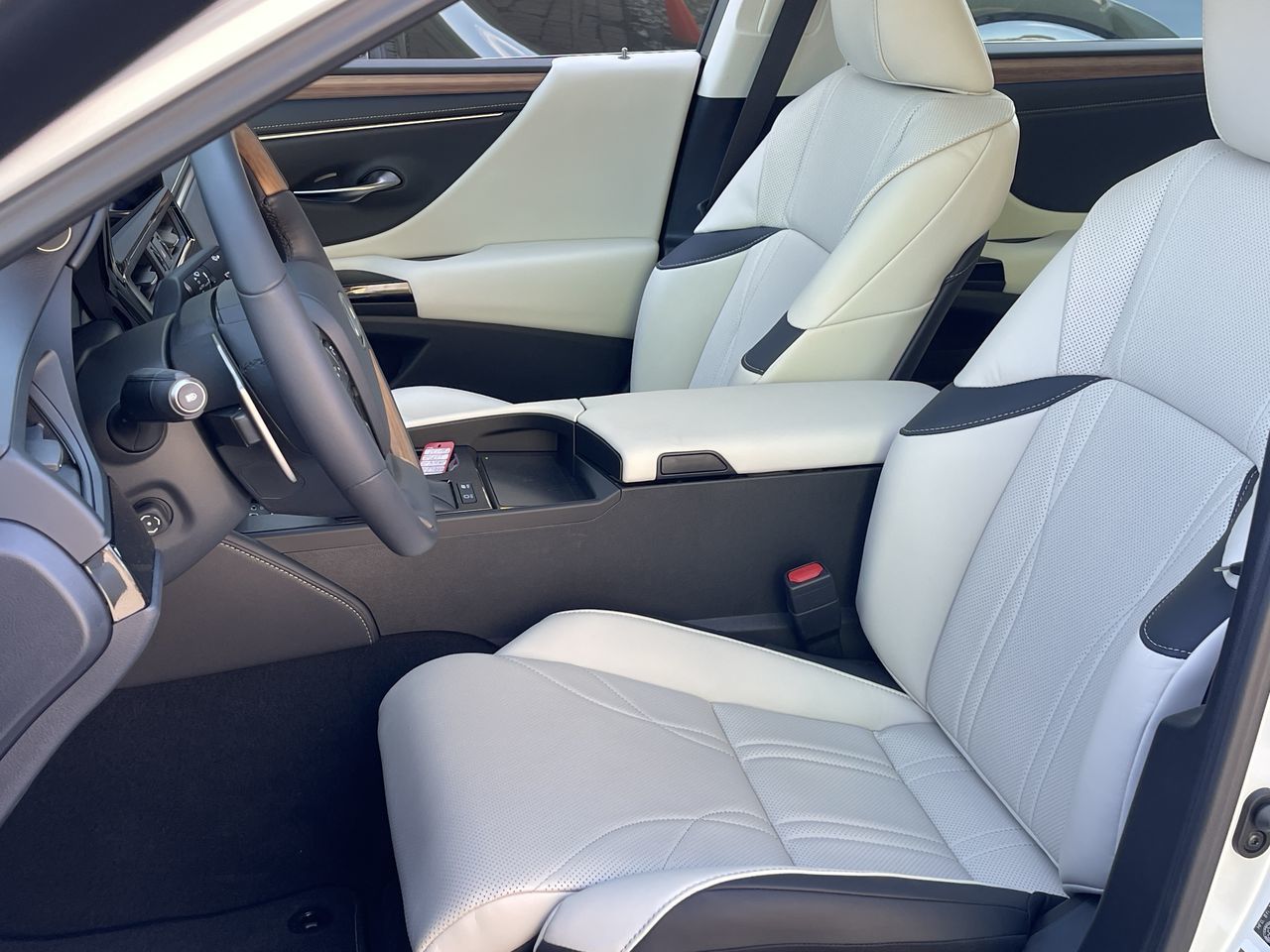 Lexus ES HYBRID  2025 à Laval, Québec