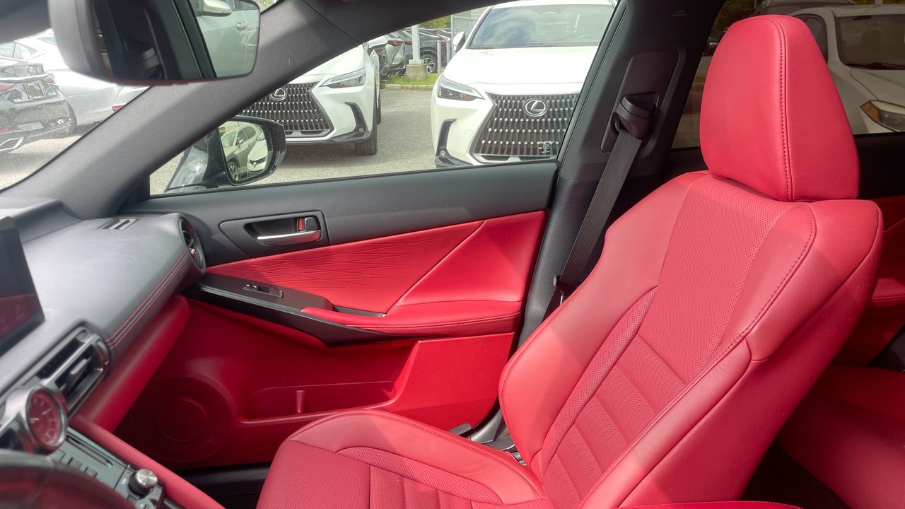 Lexus IS 300  2023