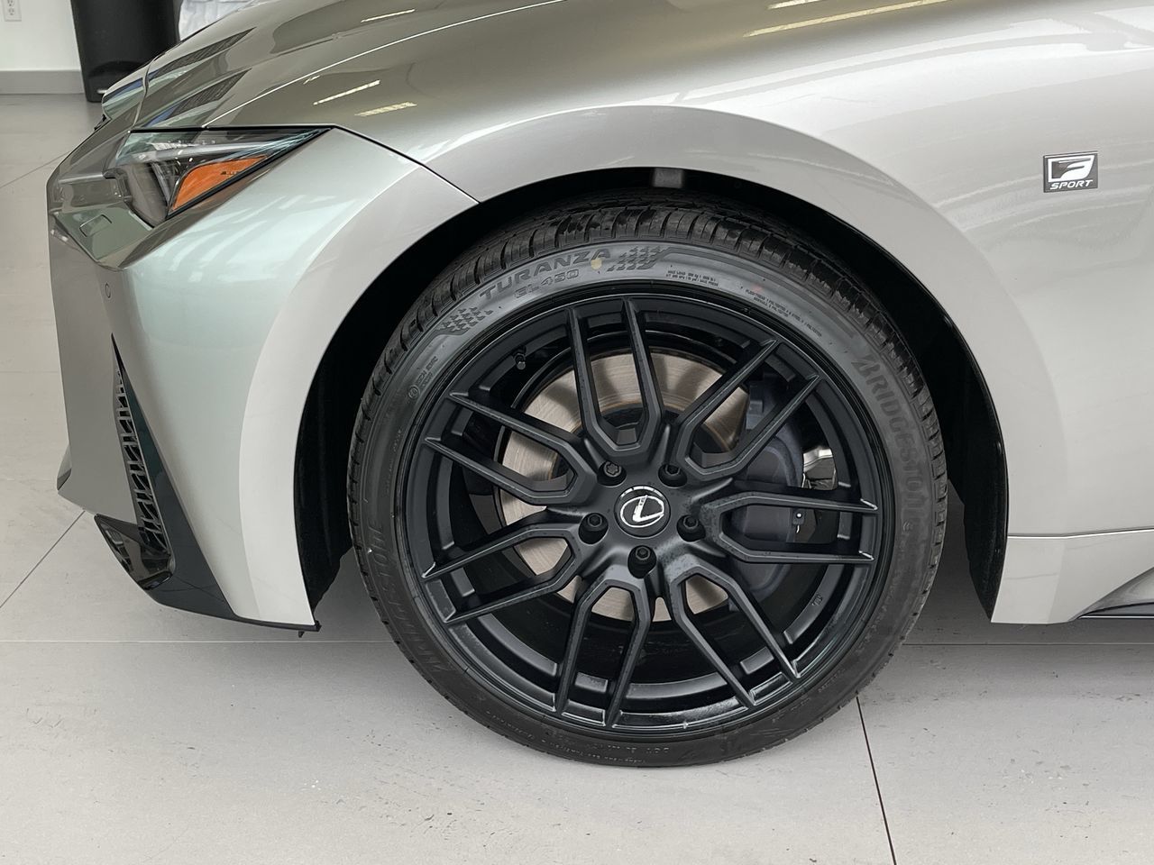 Lexus IS  2023 à Laval, Québec