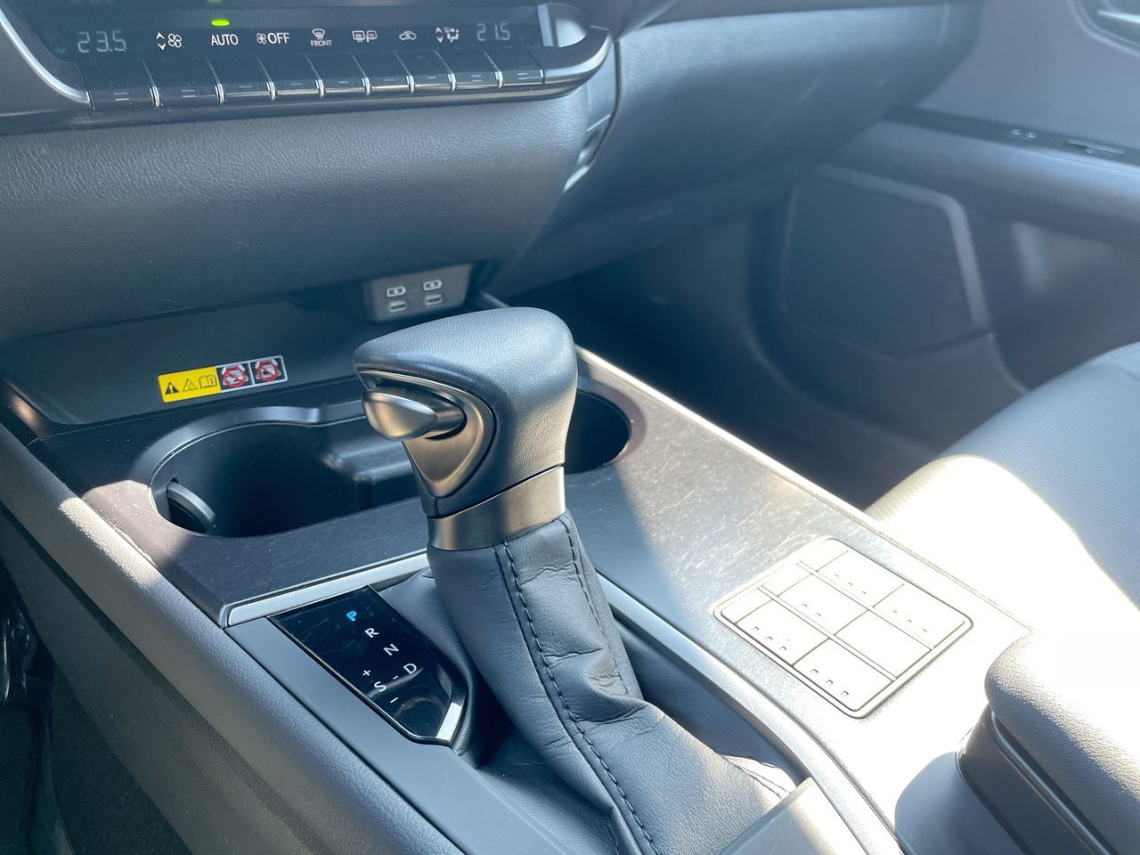 Lexus UX 250h  2024