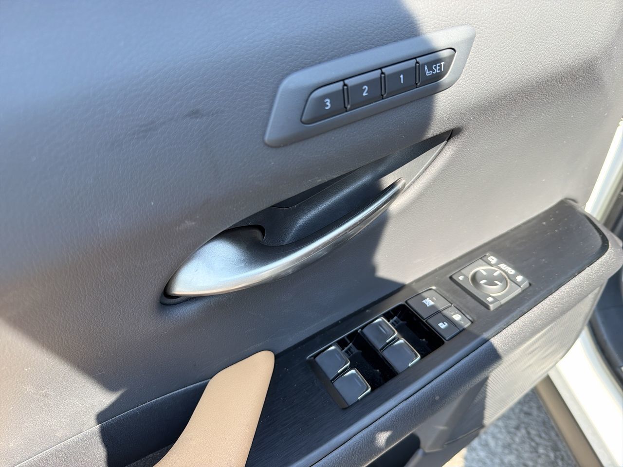 Lexus UX 250h  2024