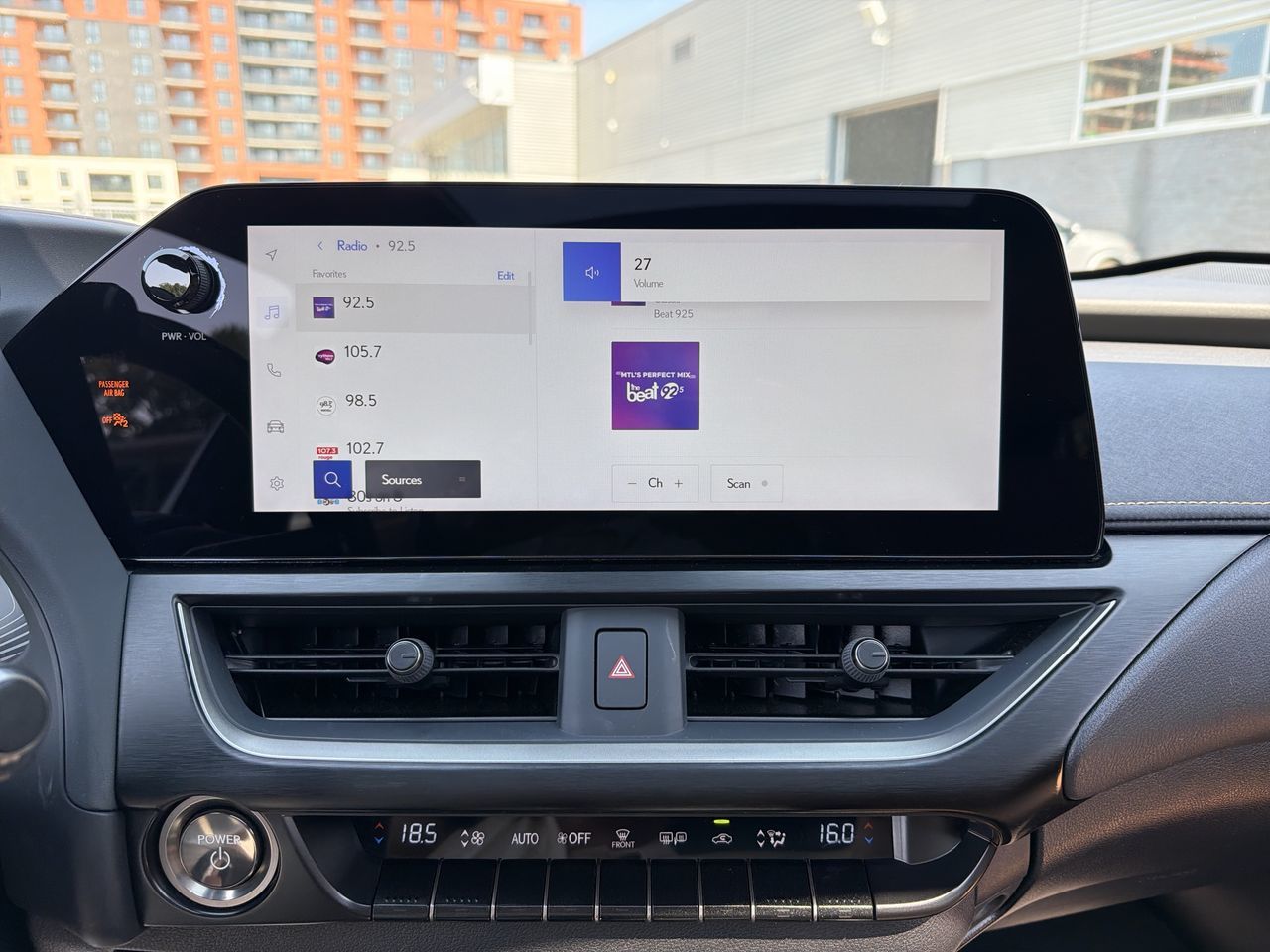 Lexus UX 250h  2024