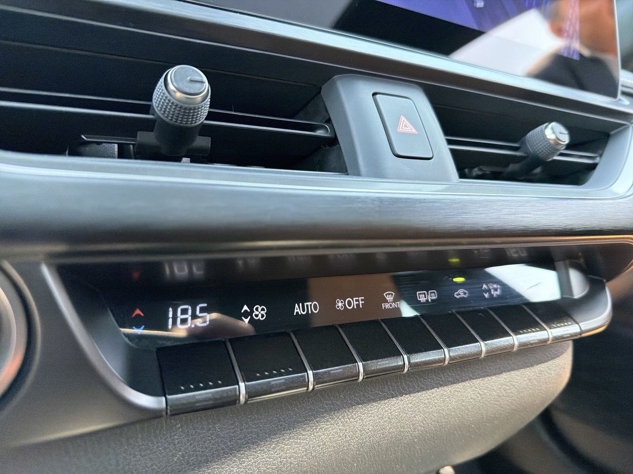 Lexus UX 250h  2024