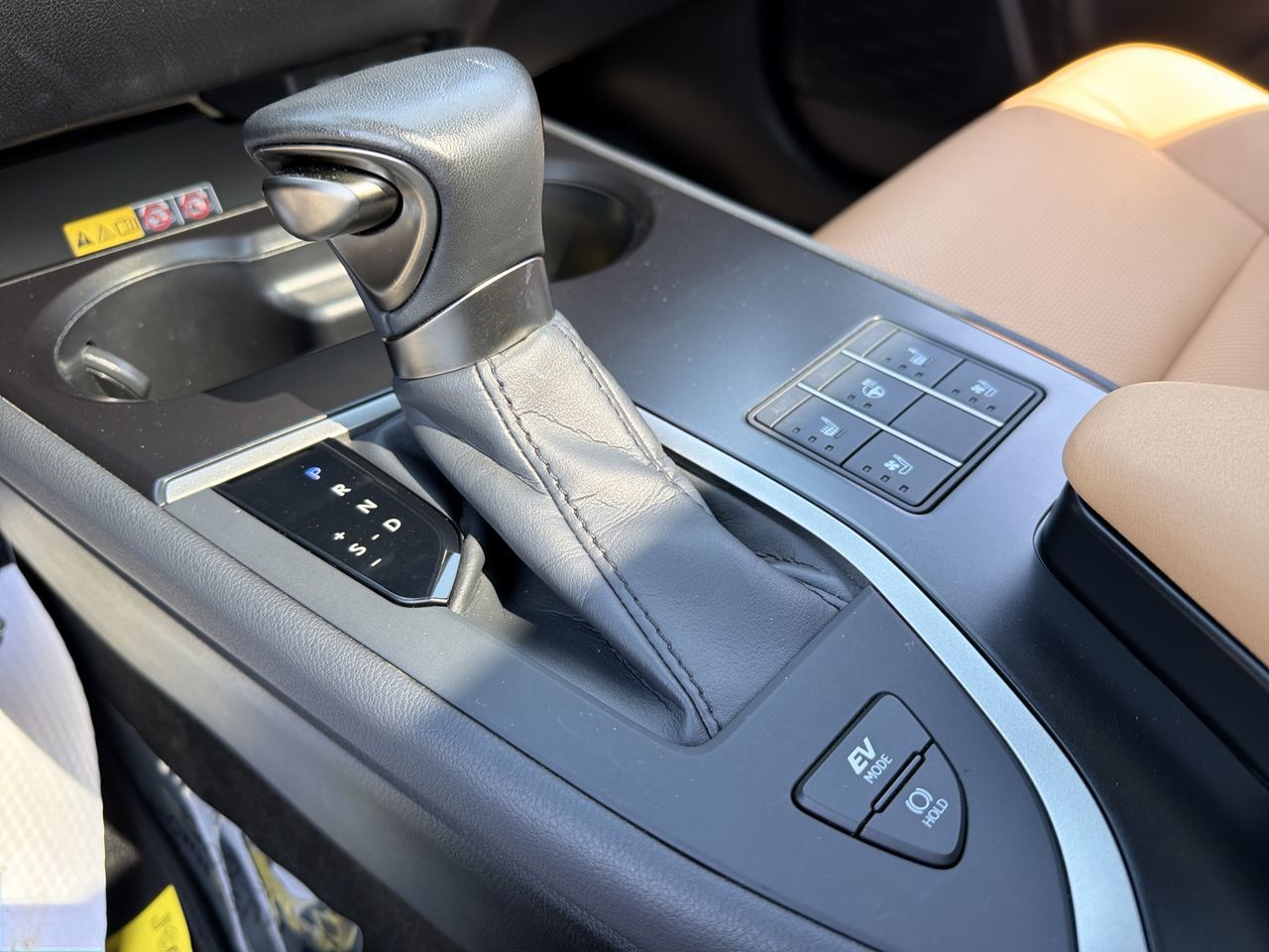 Lexus UX 250h  2024
