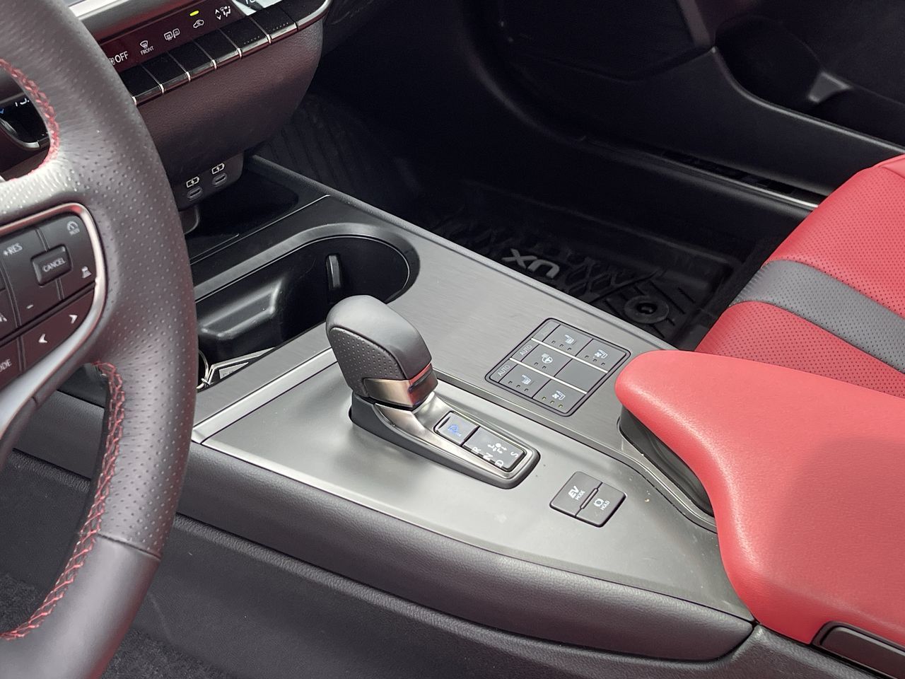 Lexus UX Hybrid  2025