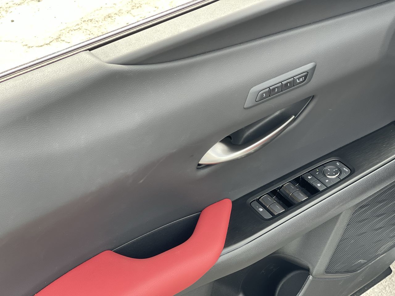 Lexus UX Hybrid  2025