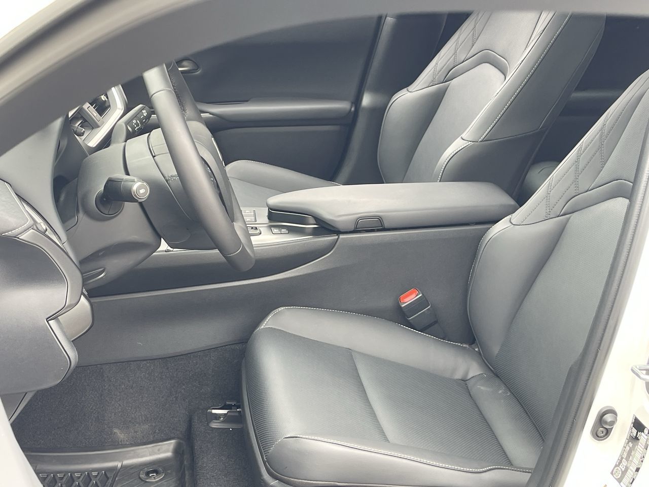 Lexus UX Hybrid  2025