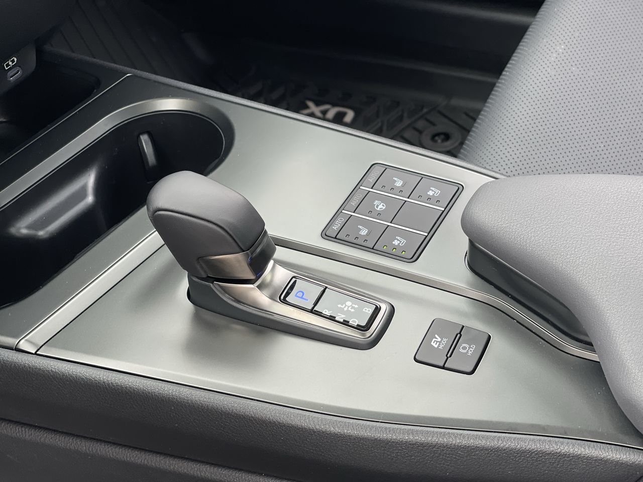 Lexus UX Hybrid  2025