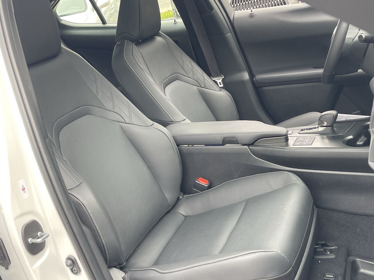 Lexus UX Hybrid  2025