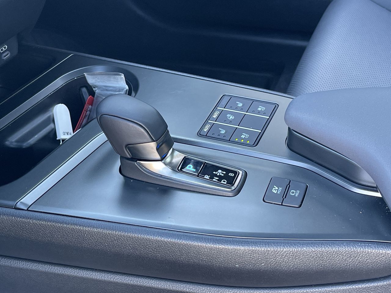 Lexus UX Hybrid  2025