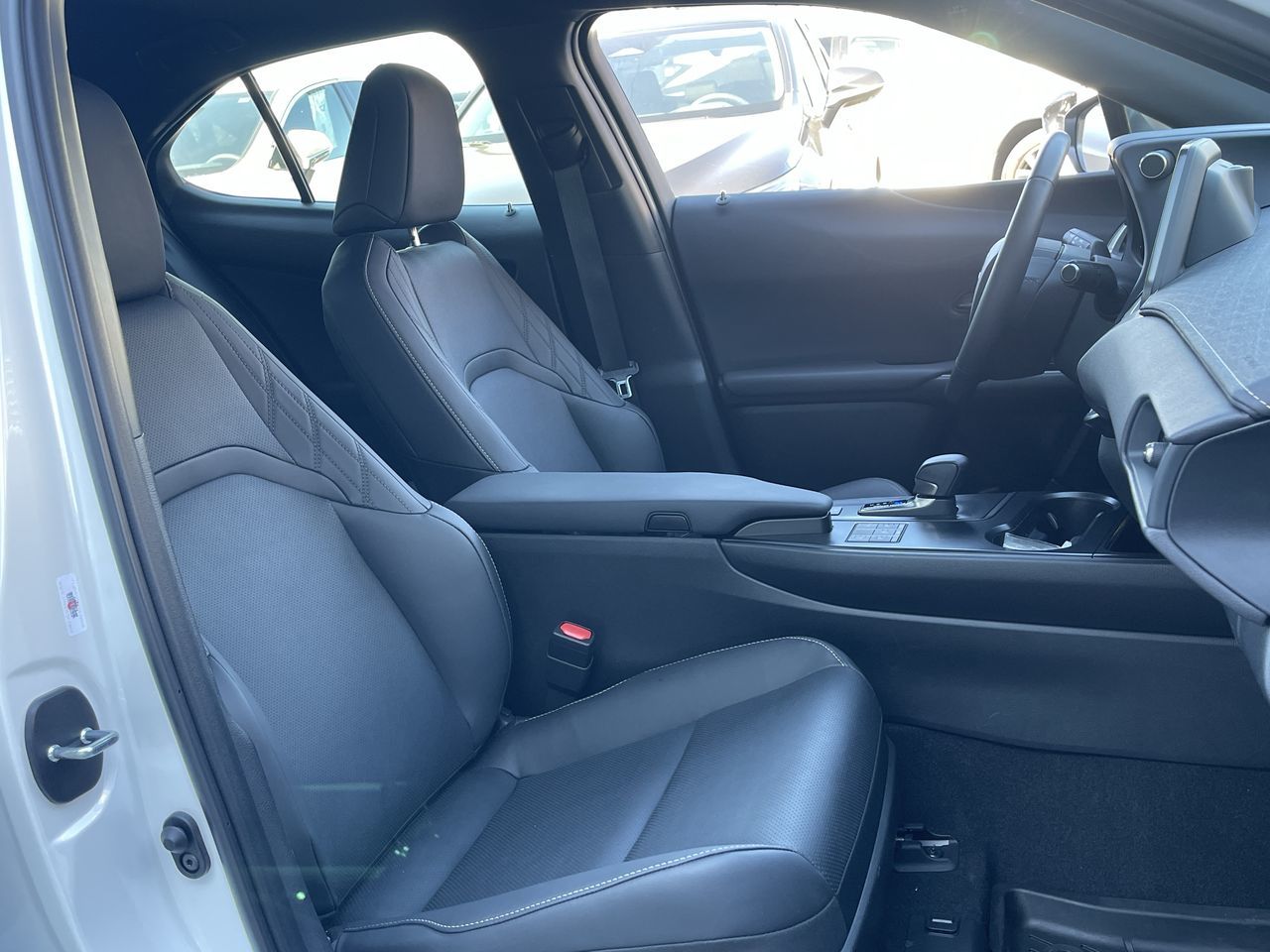 Lexus UX Hybrid  2025