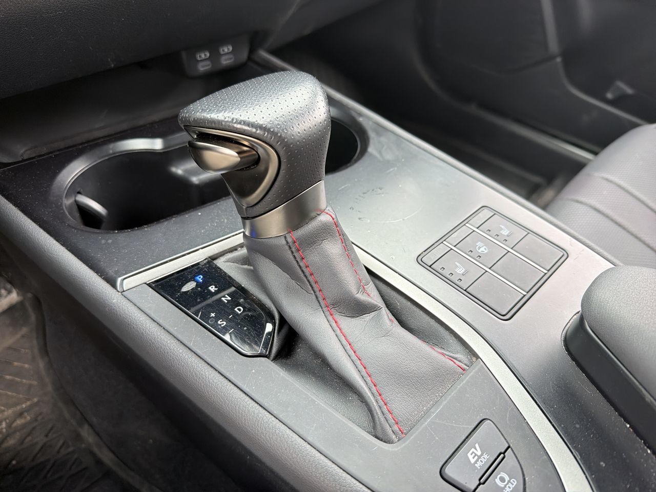Lexus UX  2024