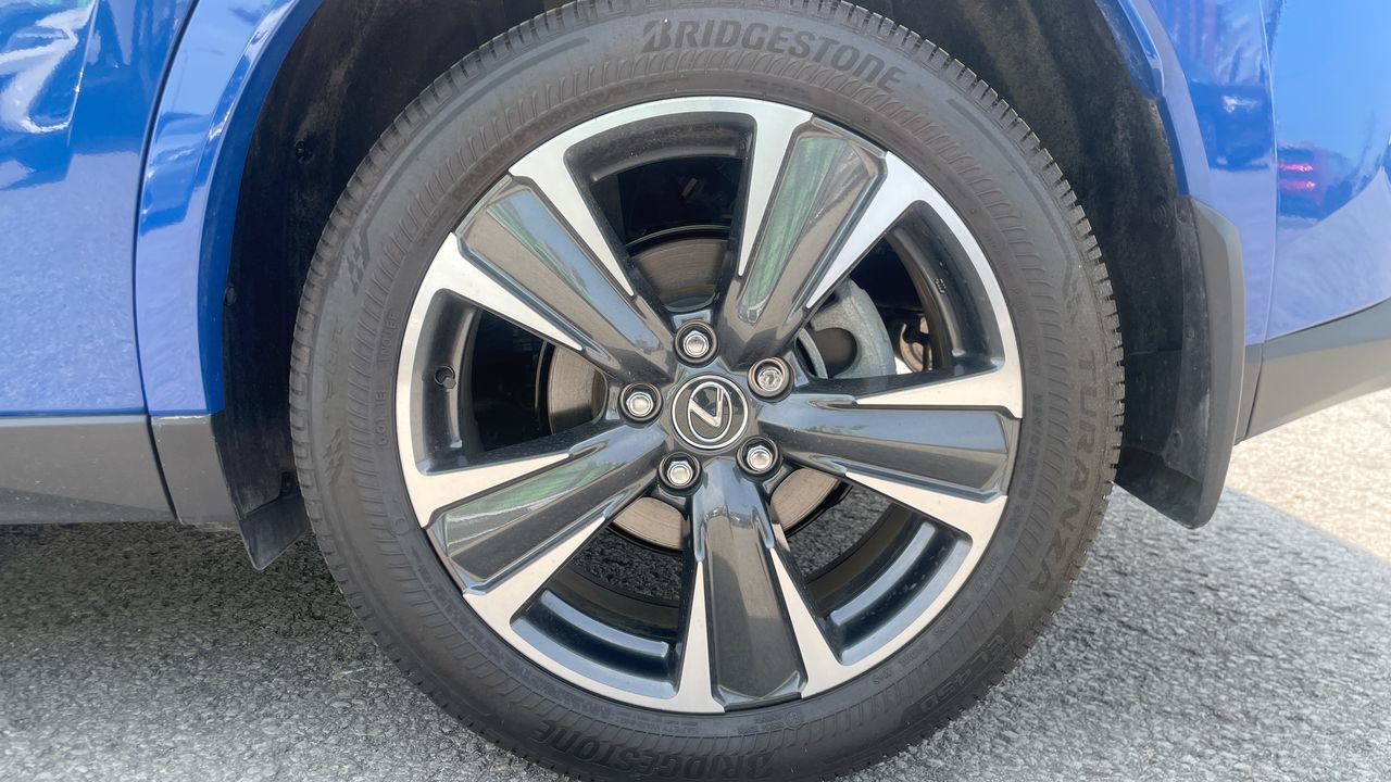2025 Lexus UX in Laval, Quebec