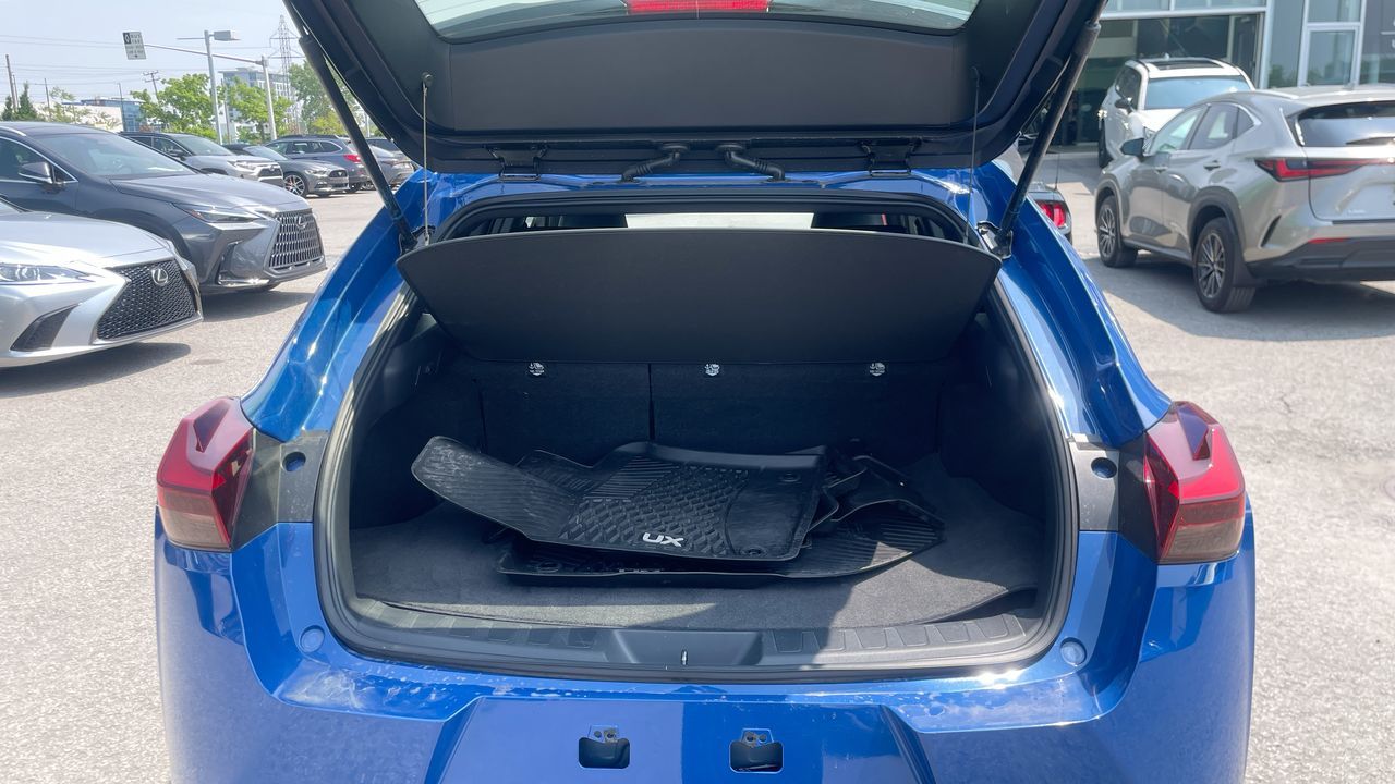 2025 Lexus UX in Laval, Quebec