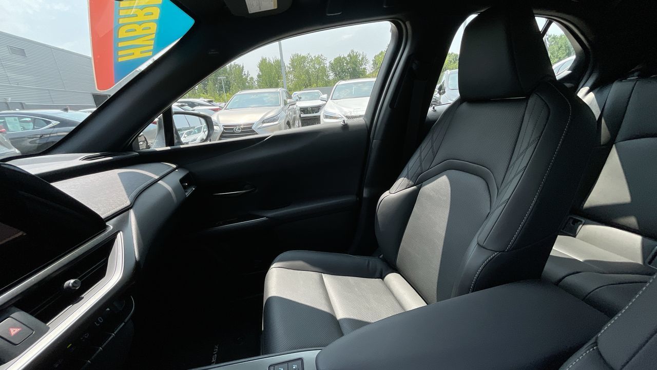 2025 Lexus UX in Laval, Quebec