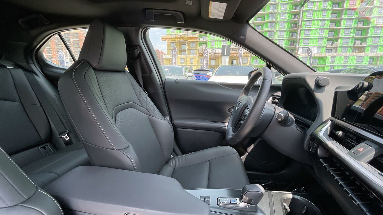 2025 Lexus UX in Laval, Quebec
