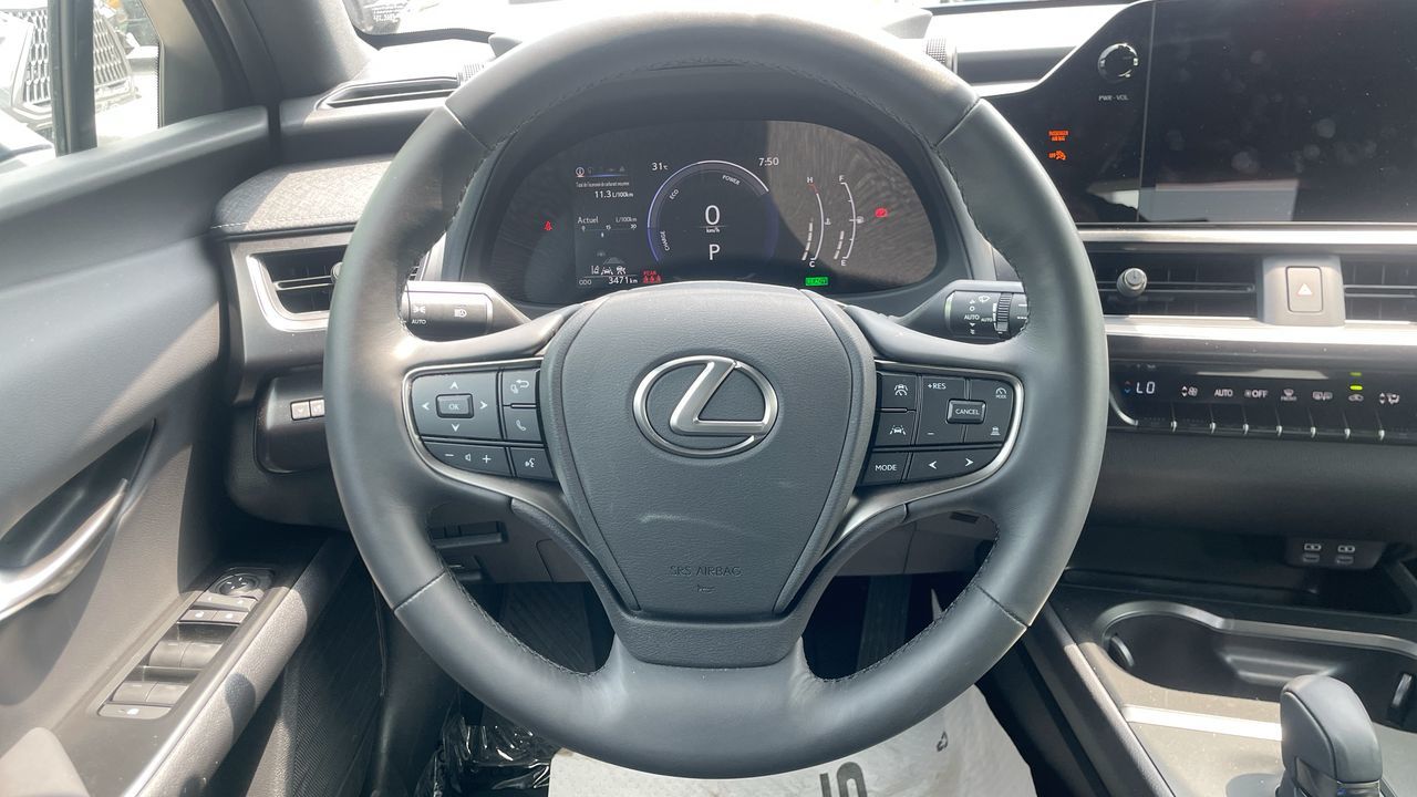 2025 Lexus UX in Laval, Quebec