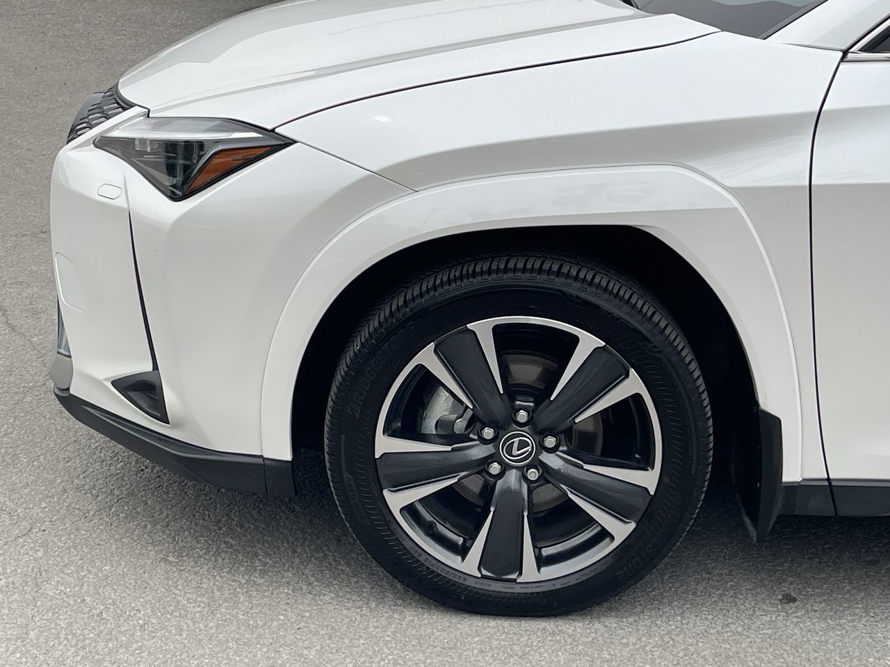 2025 Lexus UX in Laval, Quebec