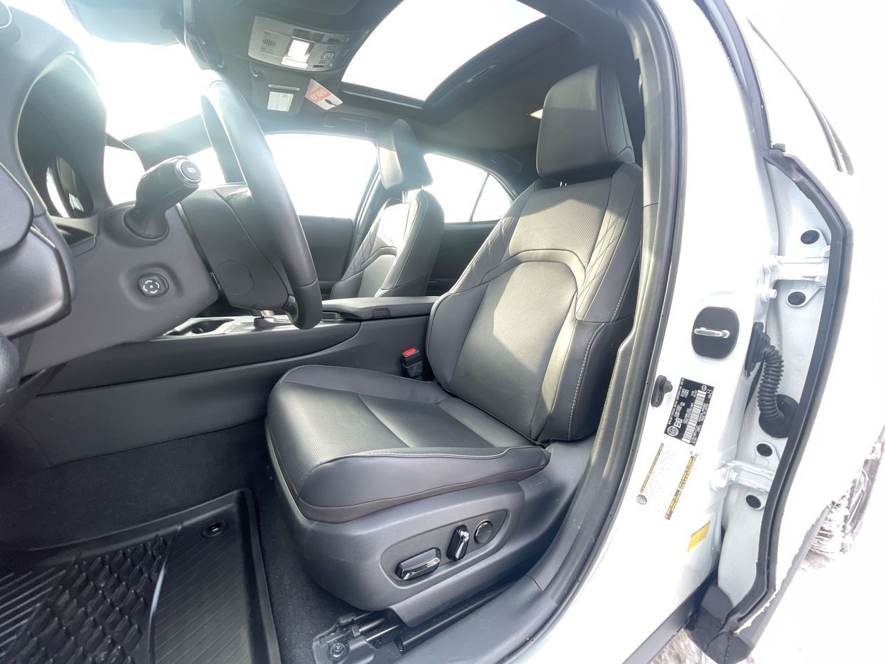 2025 Lexus UX in Laval, Quebec