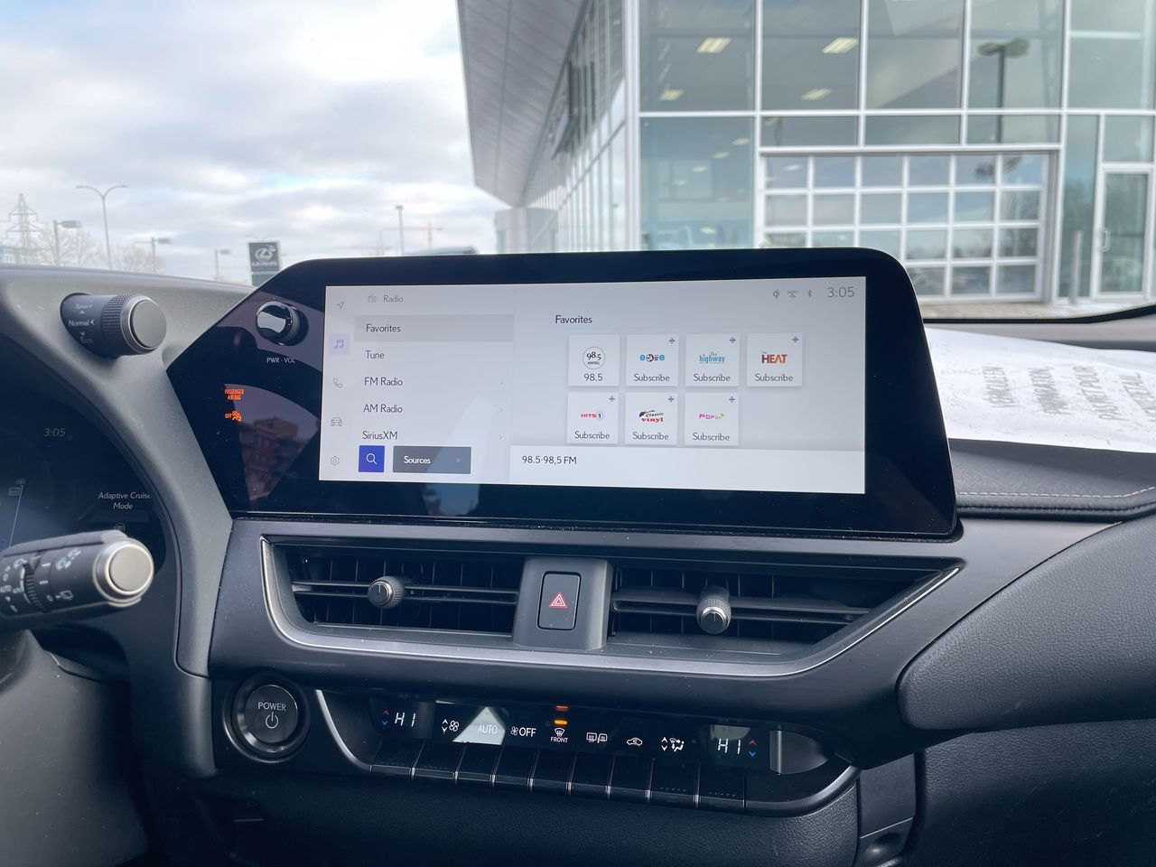 2025 Lexus UX in Laval, Quebec