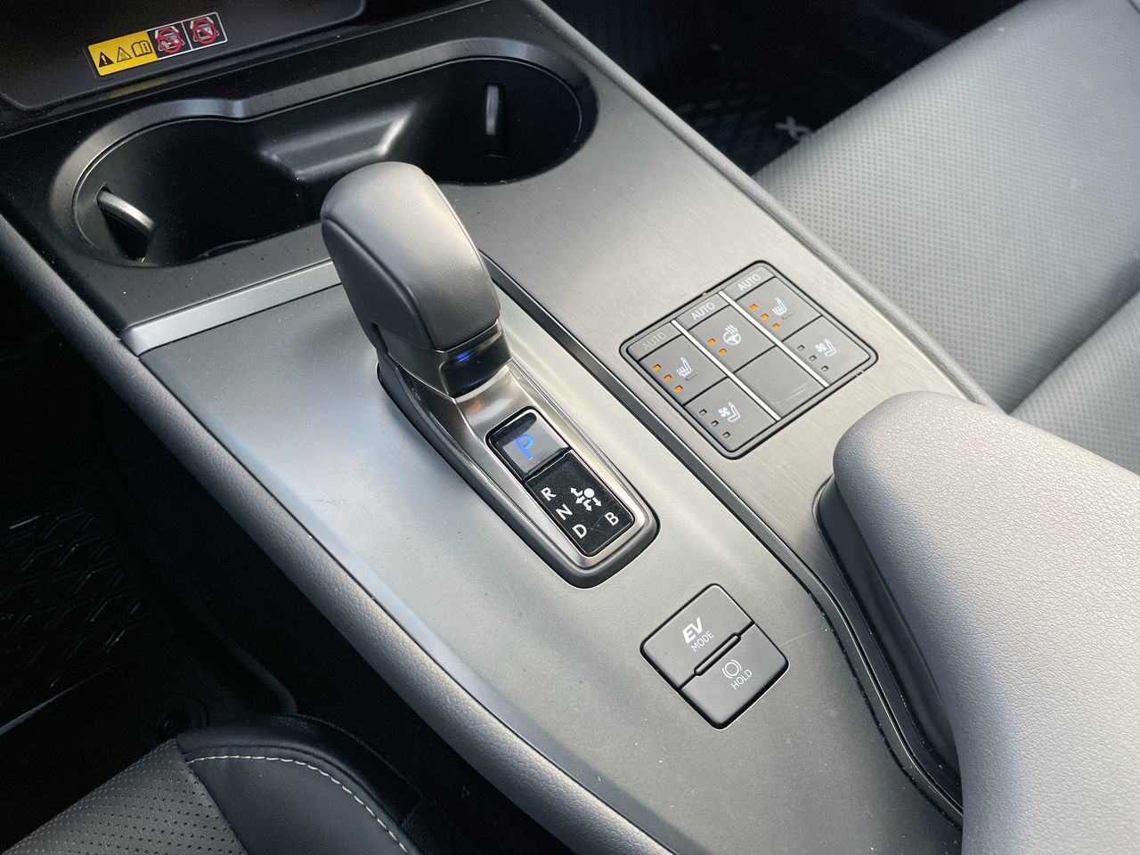 2025 Lexus UX in Laval, Quebec