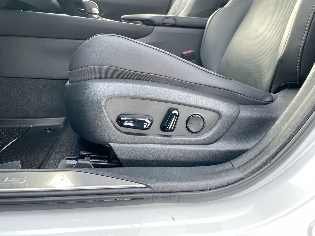 2025 Lexus UX in Laval, Quebec