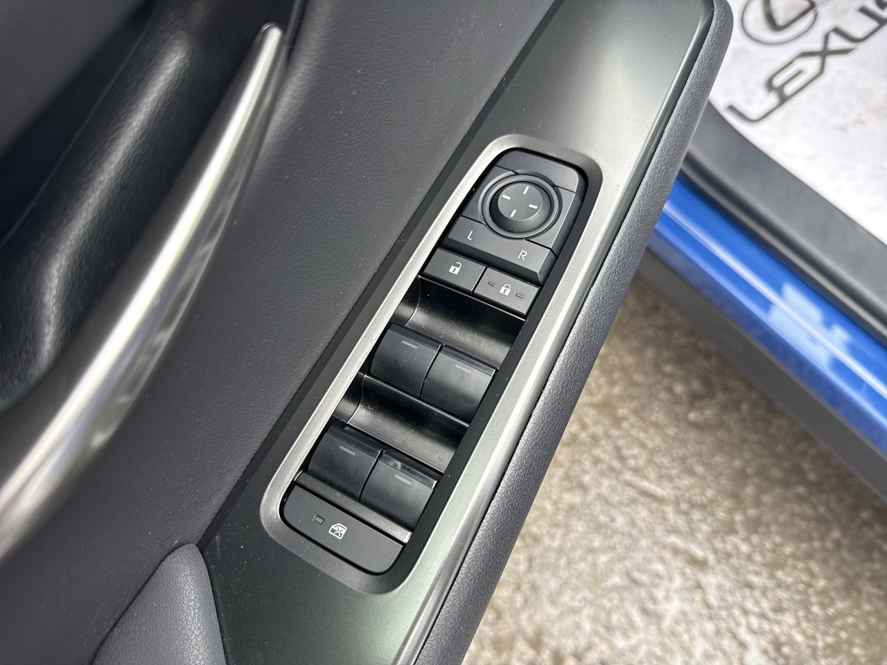 Lexus UX  2025