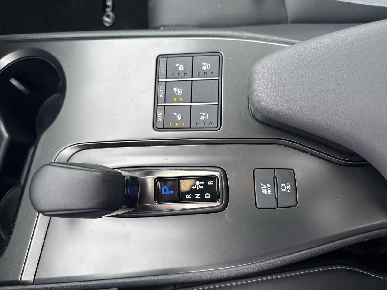 Lexus UX  2025