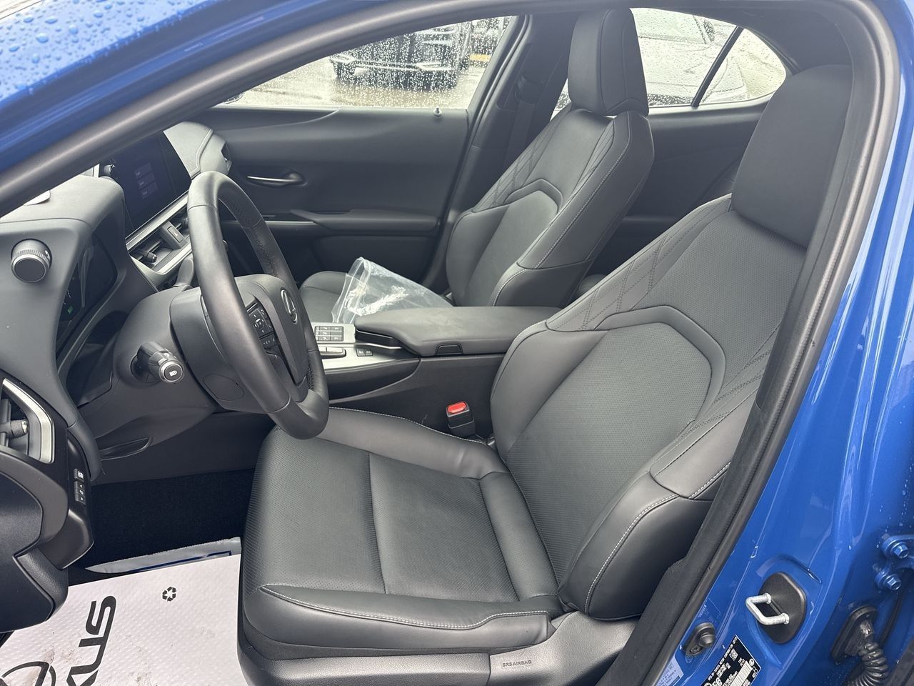 Lexus UX  2025