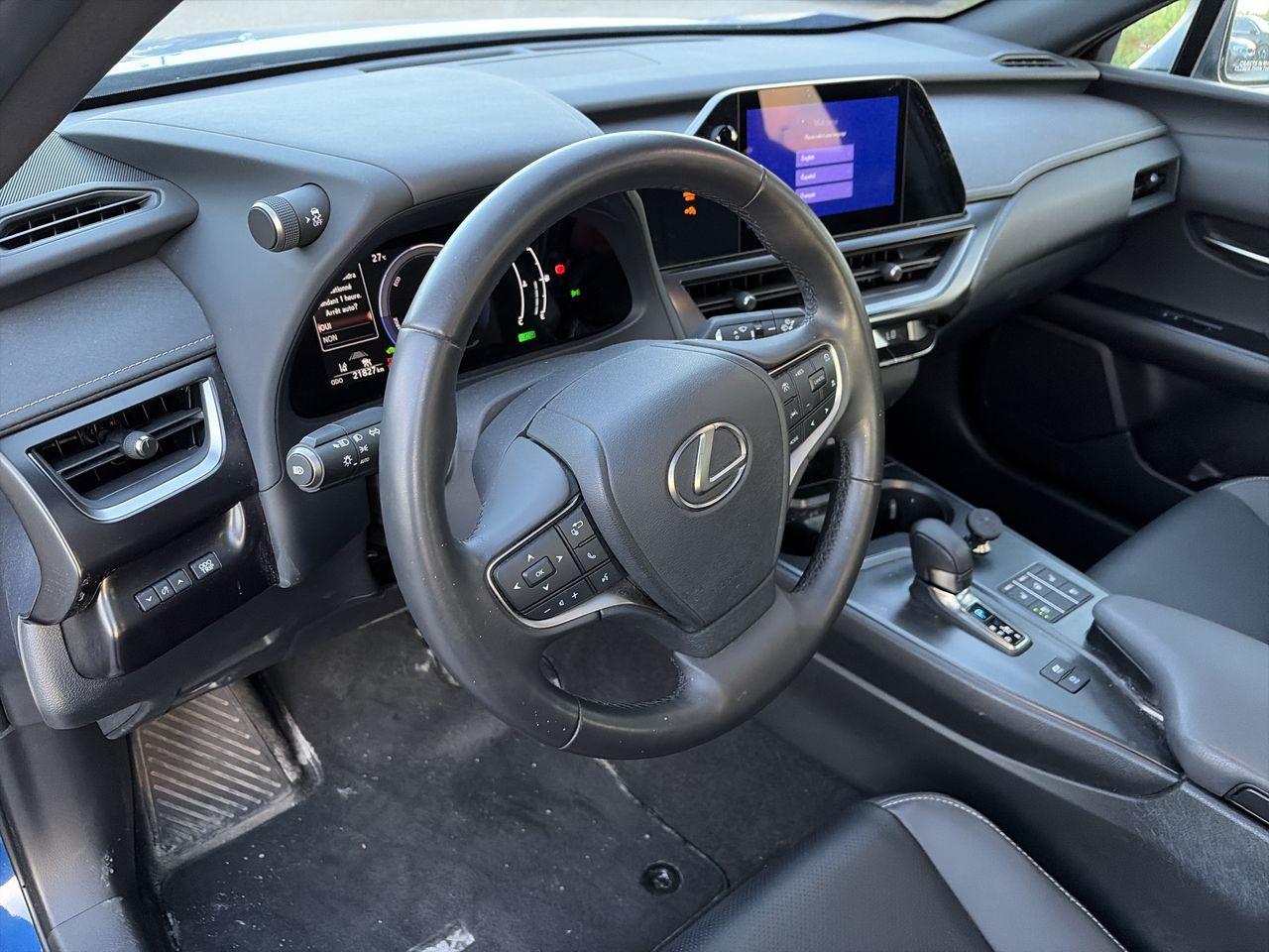 Lexus UX  2025