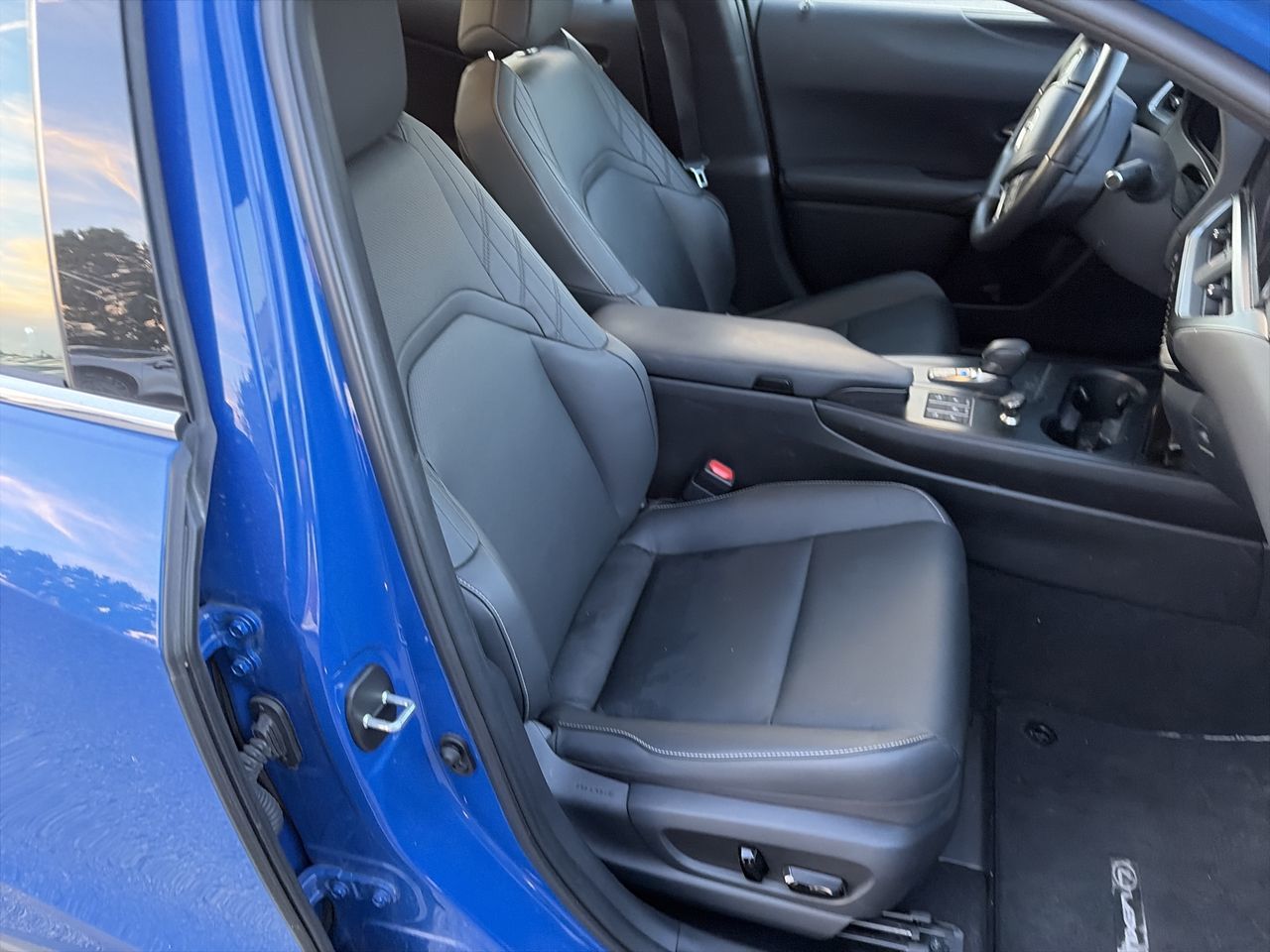 Lexus UX  2025