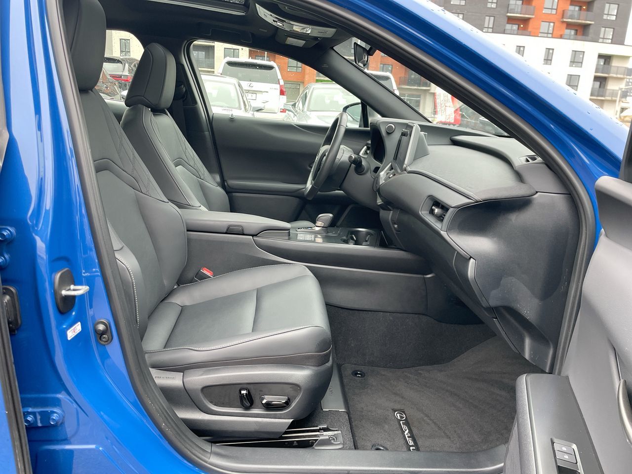 Lexus UXH  2025