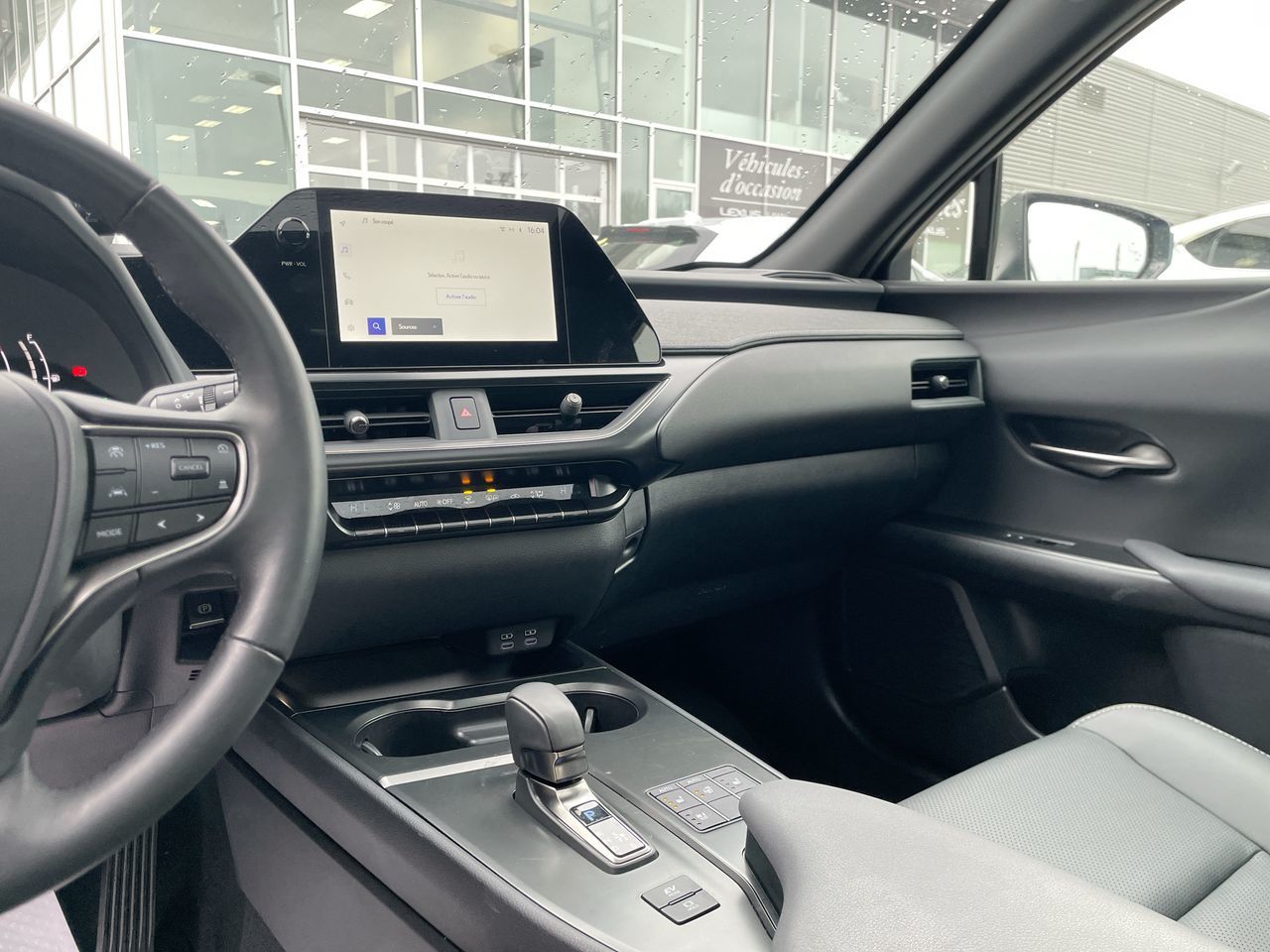 Lexus UXH  2025