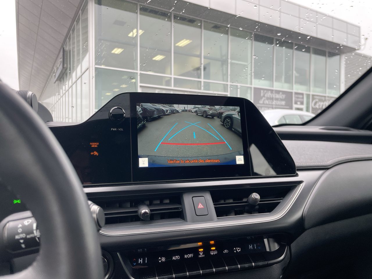 Lexus UXH  2025