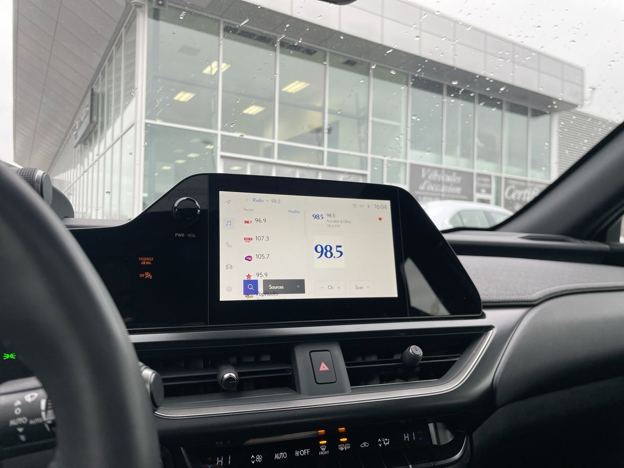 Lexus UXH  2025