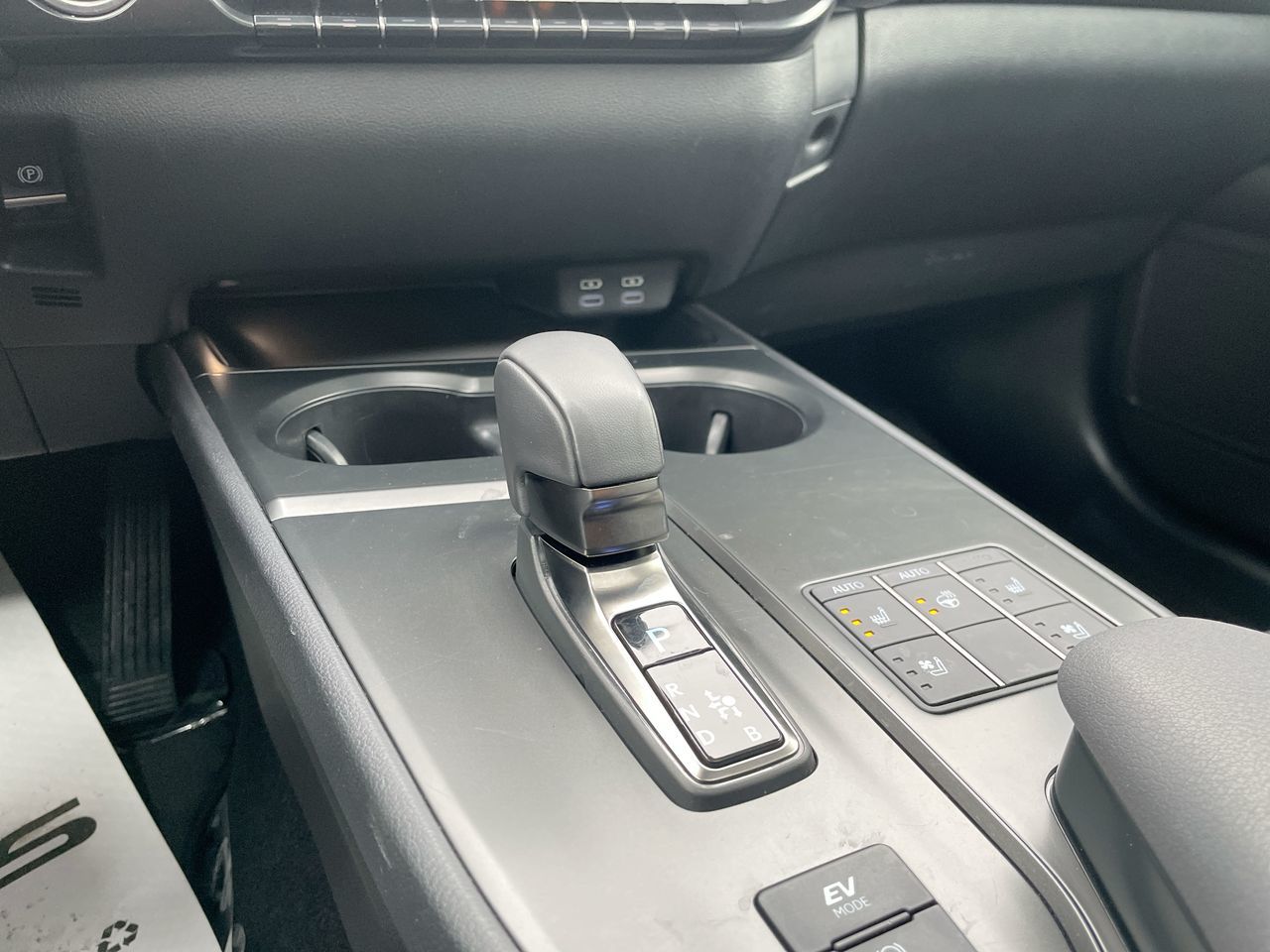 Lexus UXH  2025