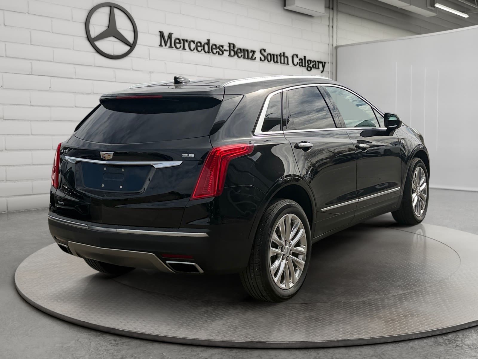 Photo 2017 Cadillac XT5 Platinum AWD #5