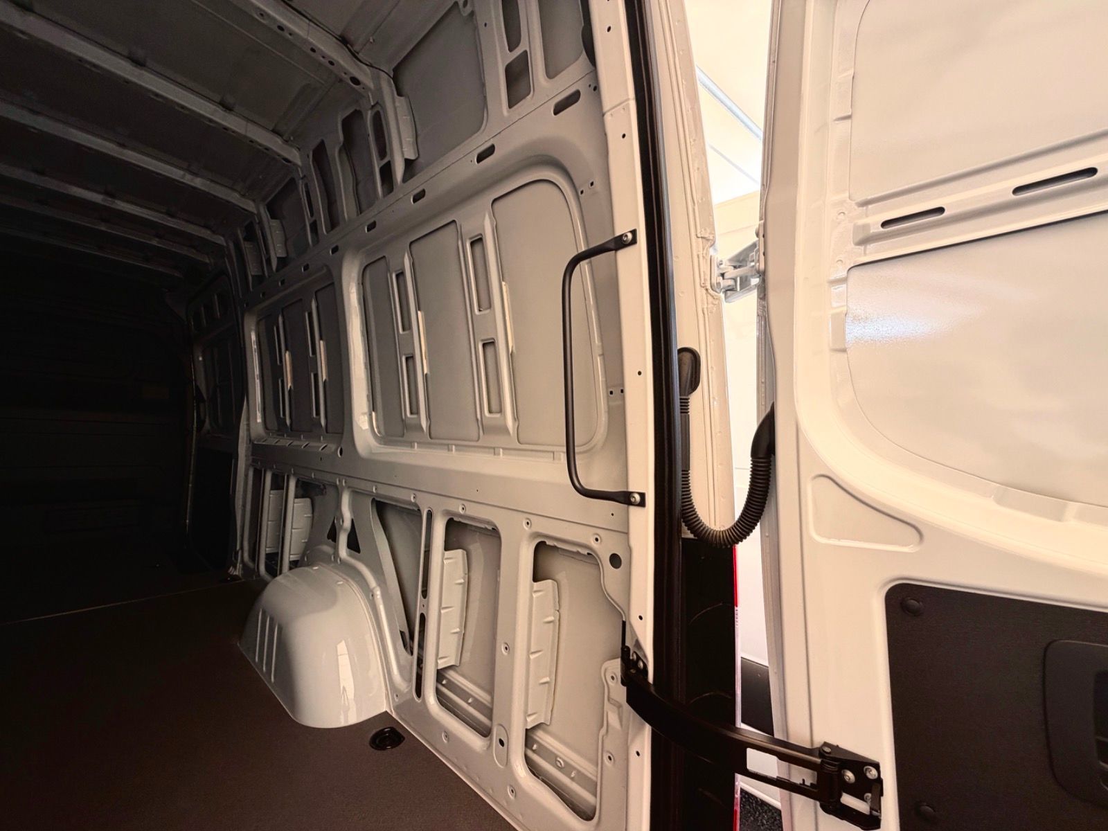 Photo 2025 Mercedes-Benz ESprinter 170 Wheelbase High Roof RWD #7