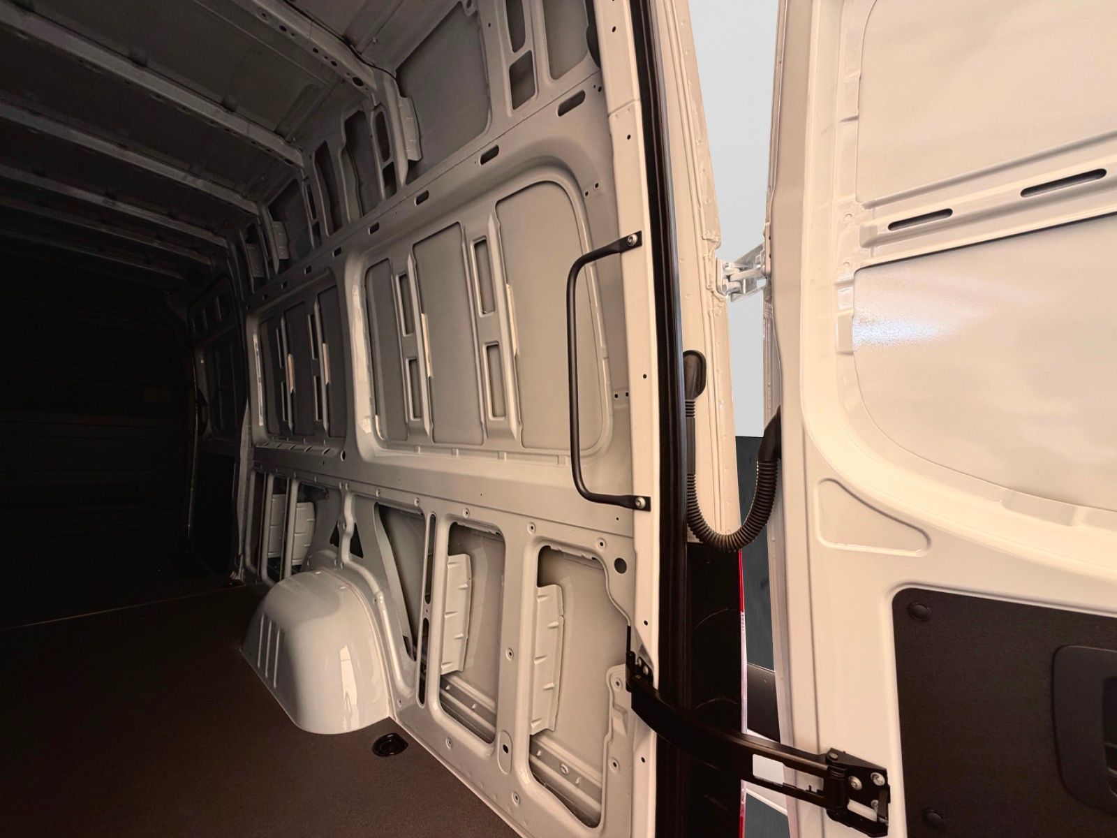 Photo 2025 Mercedes-Benz ESprinter 170 Wheelbase High Roof RWD #7