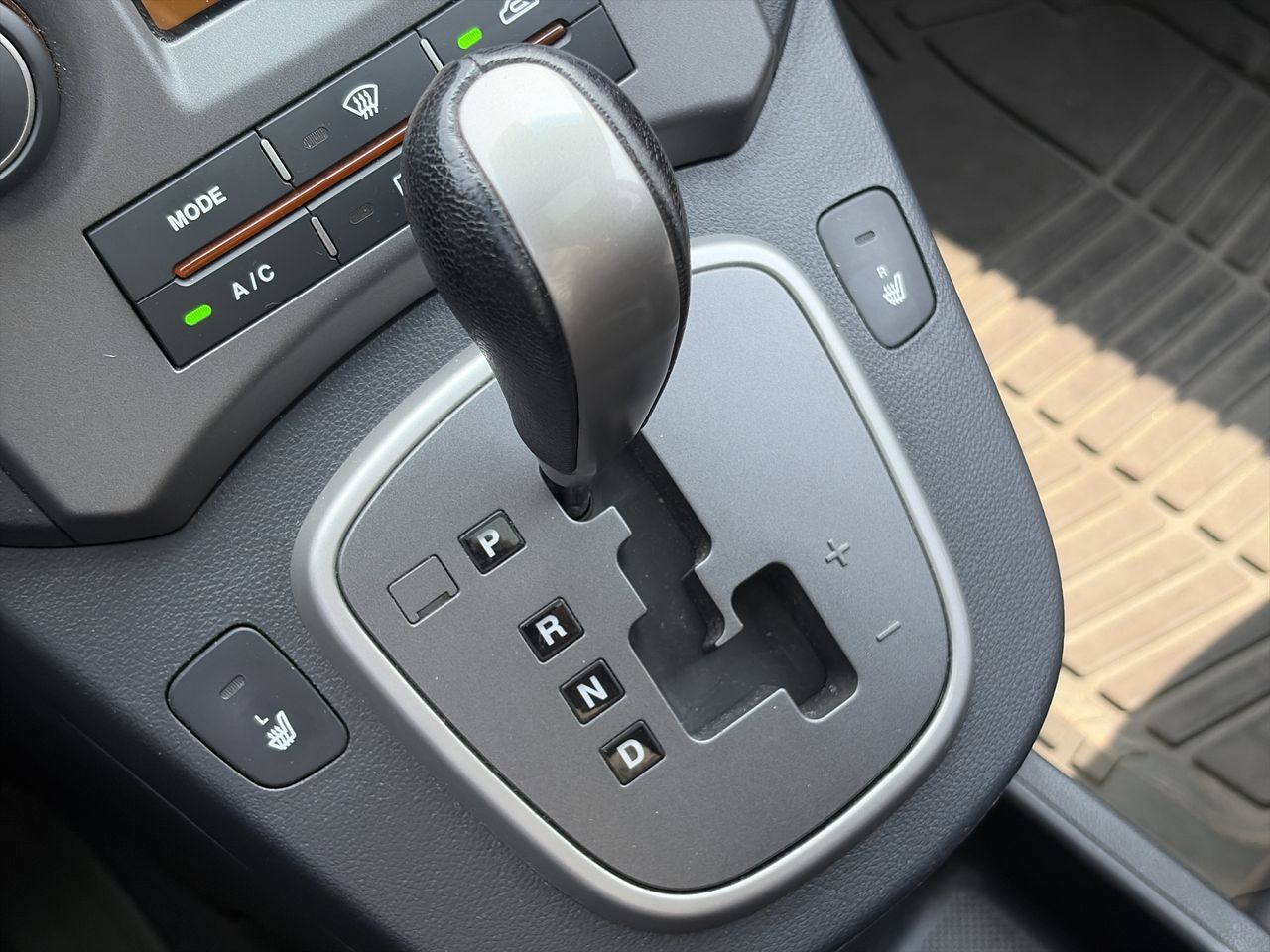 2010 Kia Rondo in Markham, Ontario