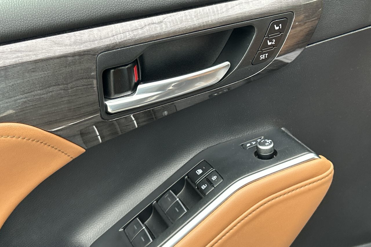 2023 Toyota Highlander in Markham, Ontario